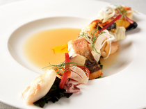 餐厅KEI_令主厨感动的一盘，添以季节的美丽色彩，这就是“春季海鲜与法托利亚蔬菜精制普鲁旺斯鱼汤”