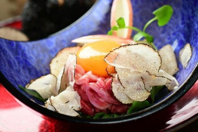 生牛肉和黑毛和牛的极上烧肉