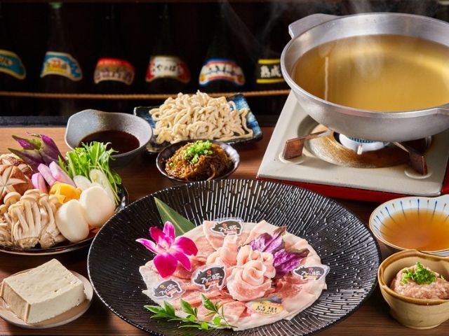 Indulging in Agu pork shabu-shabu, Okinawan cuisine, and awamori to enjoy Okinawa night.