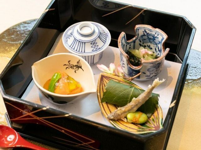 人气景点金阁寺和二条城的观光归途中,不容错过的日本料理餐厅