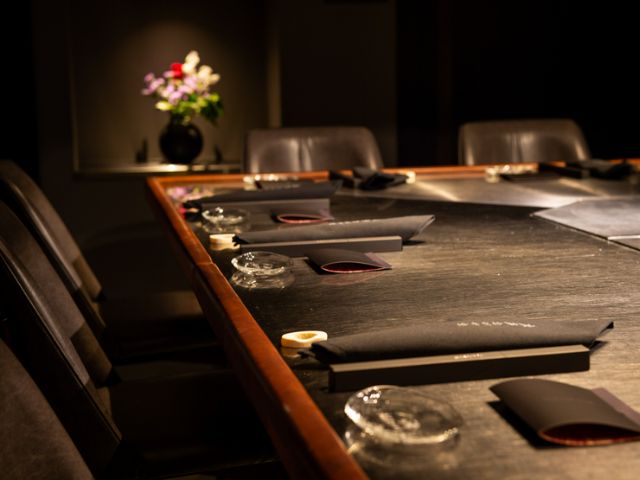 While enchanted by the live sensation of 'polishing' right before your eyes, a supreme Japanese beef experience that nurtures and fully embraces the ingredients awaits.