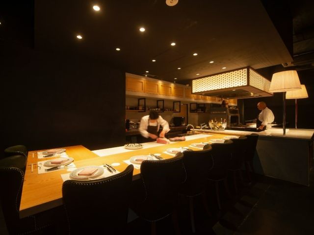 在首席"Chef's Counter"座位上,您可以享受如使用西班牙制造的窑进行炭火烧烤等引人注目的安排,所有这些都在您面前完成。沉浸在360度享受日本料理黑和牛的魅力中。