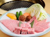 正宗的味道　丸明_本店推荐的集美味于一盘的“精选飞驒牛大盘烤肉”