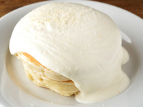 CHARLIE’S_魅力在于白色的澳洲坚果沙司的“PANCAKE（Macadamia）（澳洲坚果果仁烤薄饼）”