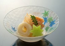 寿司 HASEGAWA 西麻布店_为套餐增添色彩的时令菜肴"燉菜 炸煮吉次鱼"