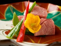 日本烤肉 HASEGAWA 银座本店_清新的上等和牛的味道，配上盐、柠檬和芥末与"和牛黑舌 花网厚片（一张烤）"*数量有限