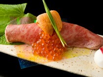 日本烤肉 HASEGAWA 银座本店_一道丰盛的菜肴，展示了食材的味道和美感。"和牛握寿司 海胆和满满鲑鱼子"