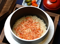 日本料理 新宿NADA万宾馆_一边调整水分，使用羽釜电饭煲烹煮成软糯的“梦幻米”