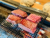 炉边佐藤 难波_品尝牛肉在口中绽放的美味“炭烤日本国产西冷牛排”