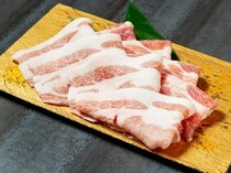 豚美福岛店_将和猪进行轻微烤制，享受其甘甜油脂的“兵库县产和猪  烤涮2吃拼盘”