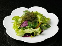 铁板烧Steak集宫古岛_能够感受海岛之风的“香味蔬菜沙拉  自制柚子味噌沙拉酱”
