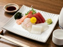 居酒屋Asahi_精选自日本全国。使用当季最美味的海鲜制作的"生鱼片拼盘"