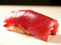 寿司 城间 _像触摸到寿司的精髓一样清新而奥妙的美味，《赤身握寿司》。