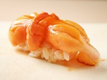 寿司 城间 _多样的时令鲜美食材也是极品！清爽的香气和味道令人陶醉的『贝类握寿司』。