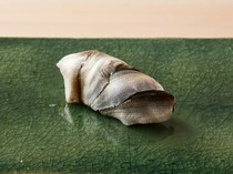 神乐坂 寿司 KONKON_以应季食材展现四季的变迁。由精通怀石料理与寿司的匠人编织而成的“主厨套餐”