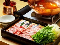 菜屋  WADAYA  大阪御初天神店_
  直接享用食材美味的“WADAYA流  猪肉涮涮锅”（※两人份起点）
