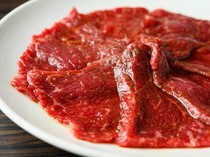 焼肉ROSU轩　麻布十番本店_将肉和酱汁搭配在米饭上，尽享“后腿肉下侧 酱料里脊肉”