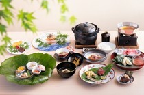 肉割烹Futago THE JUNEI HOTEL KYOTO_每季都会使用推荐的“时令”食材，搭配本店引以为傲的和牛料理套餐