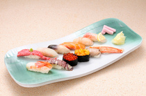 寿司 YOSHI_用优质的12贯季节鲜鱼装成的本店最受欢迎的『精选寿司拼盘』
