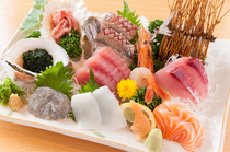鱼河岸丸天　MINATO店_可品以骏河湾海鲜为代表的9类鲜鱼：“近海生鱼片拼盘”