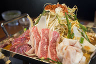 GYUUTON之战　BRAND牛、AGU—猪（冲绳名产）整头购入的肉类料理专店
