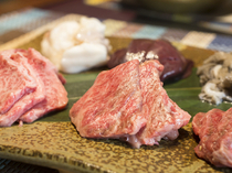 GYUUTON之战　BRAND牛、AGU—猪（冲绳名产）整头购入的肉类料理专店_全新美味令人开怀的“猪肉牛肉比比看”