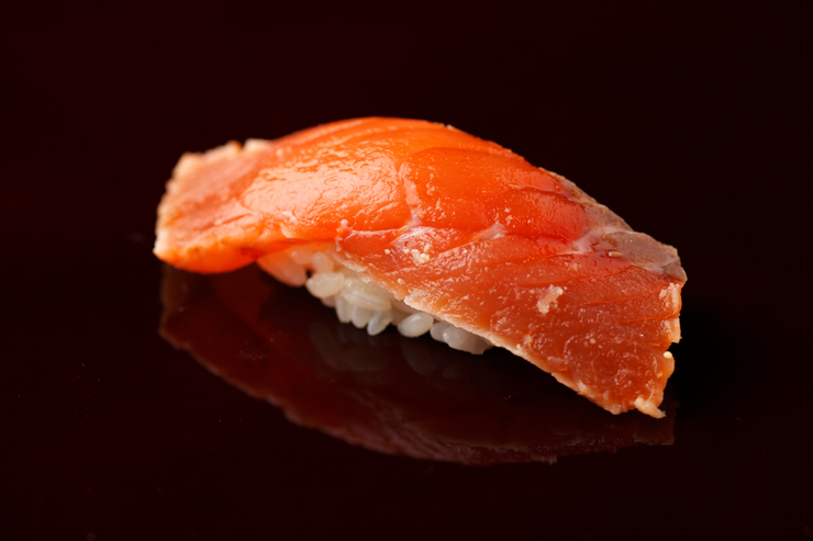 寿司岩濑_将带皮一侧的鱼肉轻微炙烤后，再稍加腌渍的“鳟”