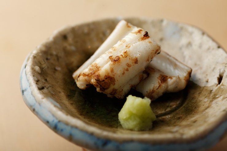 寿司岩濑_外表烤得香脆，内里保持鲜嫩的“白烤星鳗”