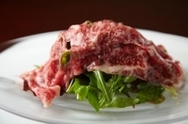 加藤牛肉店　GINZA_“牛肉火腿”的制作上毫不吝惜地使用了山形牛的牛腰肉