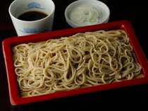 神田MATSUYA_刚刚打制而成的2成荞麦面“蒸笼或清汤荞麦面”