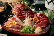 麻布十番　SHIMOI_熊本县直送的“新鲜马肉刺身 3种拼盘”
