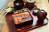 日本桥   玉（TAMAI）   本店_
  本店招牌菜“箱盒饭”-
  中盒（附带醃菜·碗物）