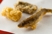 天妇罗黑川_季节感逸品充实的“稚香鱼、卷腐竹、芝麻糕”