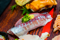 寿司大_一品无腥鱼脂美味的鹿儿岛产“竹荚鱼”