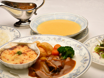五岛轩　雪河亭_传承至今天的明治时代烹饪法“传统洋食＆咖哩套餐”