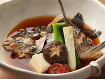 美鱼・酒　善MITSU_煮鱼——“干烧黑鲷”烧出该鱼特有的美味