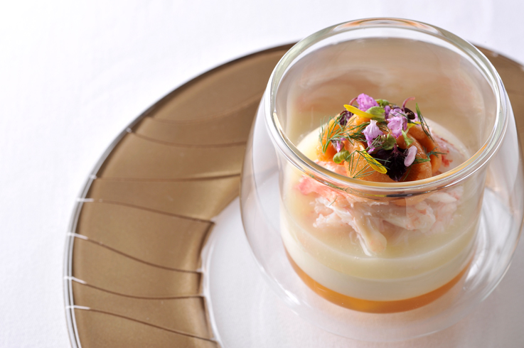 法国料理MIKUNI SAPPORO_带来春天气息的“北海道产毛蟹与海胆搭配白芦笋制成的巴伐利亚布丁与贝类凉菜”