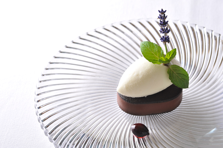 法国料理MIKUNI SAPPORO_享受两种花香的风味甜点“厚真产蓝靛果巧克力酱派与薰衣草冰淇淋”