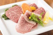 烤肉OKUU总店_选用稀少部位肉组成奢侈的『特选和牛三拼盘』