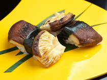 本店加贺弥助_【冬～春限定】提取出食材美味的单纯调味的『香菇握寿司』　