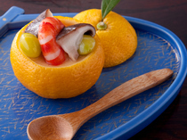 ISHI桥_盛放在柚子皮里的季节菜式“柚子釜蒸”