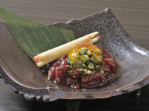 炭火烧烤　KIRA_宫崎省产的珍稀霜降生马肉片分量十足，堪称奢华。“极上樱花马肉刺身”入口即化，实属美味佳作。