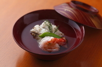 浪速割烹 喜川_本日的煮菜是夏季的标准菜式。“海鳗浓汤 烤海鳗、豆皮包大虾”