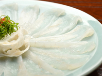 河豚料理 TOMOE_为让客人尽享河豚美味，厚度喜人的“生鱼片”