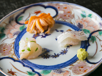 寿司店MATSUMOTO_“下酒手攥寿司套餐”，由当日精选的“生鱼片三类拼盘”起享
