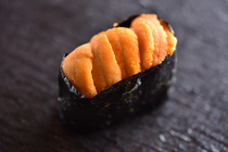 寿司店　木原_撒上自制海带盐吃的“马粪海胆”