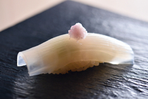 寿司店　木原_采用木原式吃法，配上辣味萝卜泥吃的“枪乌贼”
