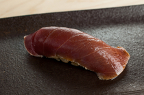 匠　进吾_腌制时间恰到好处更能展现鱼肉鲜美的“熟成腌中金枪鱼腩”