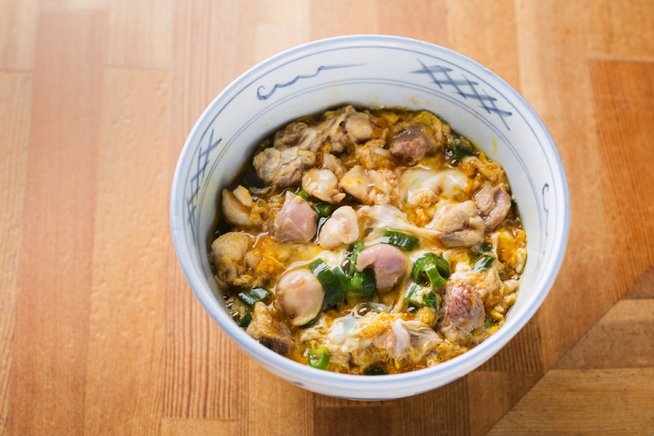 Asagaya-Bird-Land_以奢侈的奥久慈斗鸡鸡骨汤烹制的“斗鸡鸡肉鸡蛋母子盖饭”