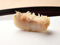 京星_职业厨师的厨艺大放光彩。酥脆的皮孔令人感动的“方头鱼”